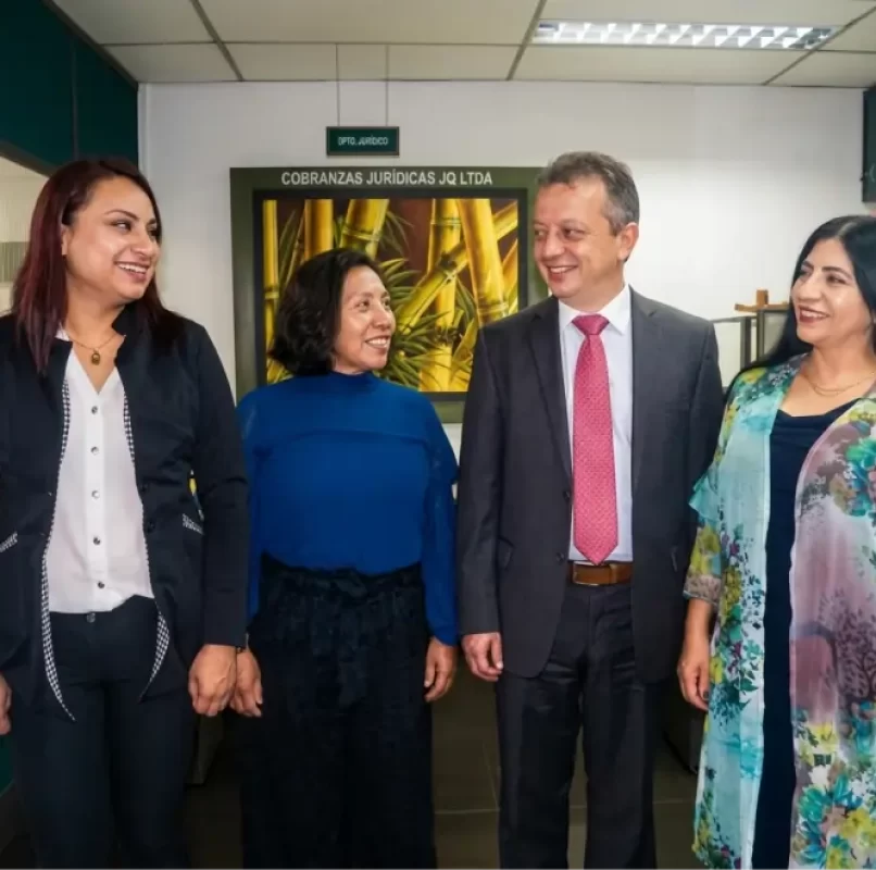 contáctanos foto